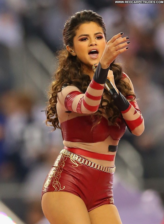 Selena Gomez Performance Celebrity Babe Beautiful Posing Hot High