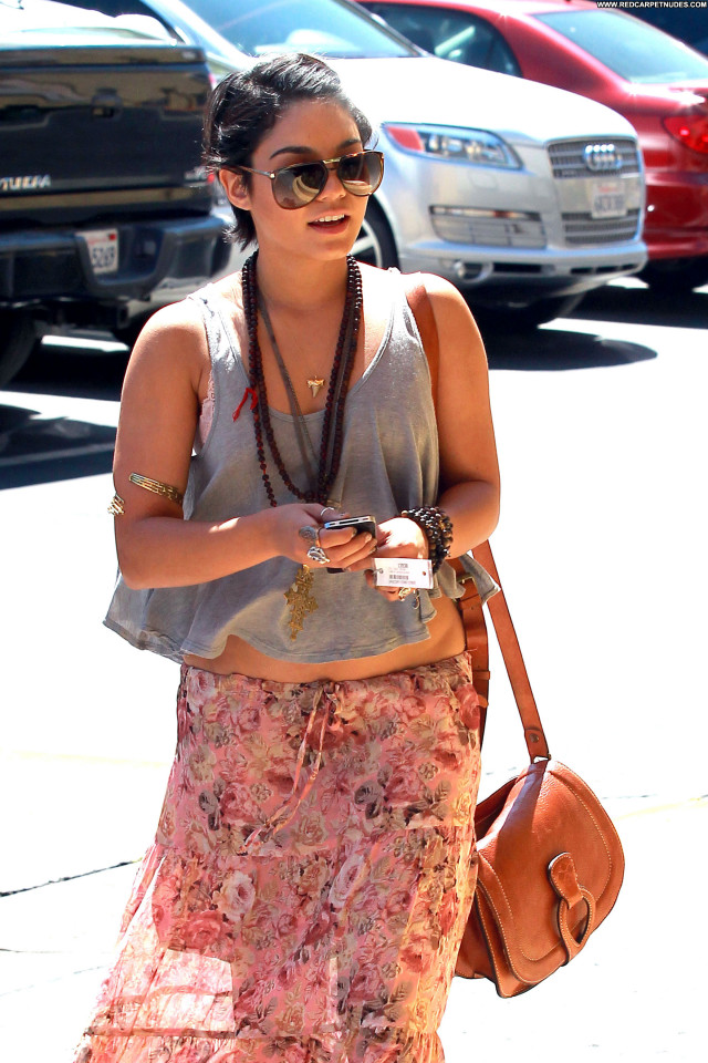 Vanessa Hudgens Shopping Beautiful High Resolution Posing Hot Friends